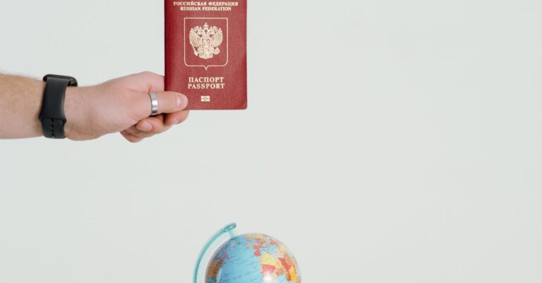 Usługi Passport, globe, and suitcase symbolize travel and adventure aspirations.